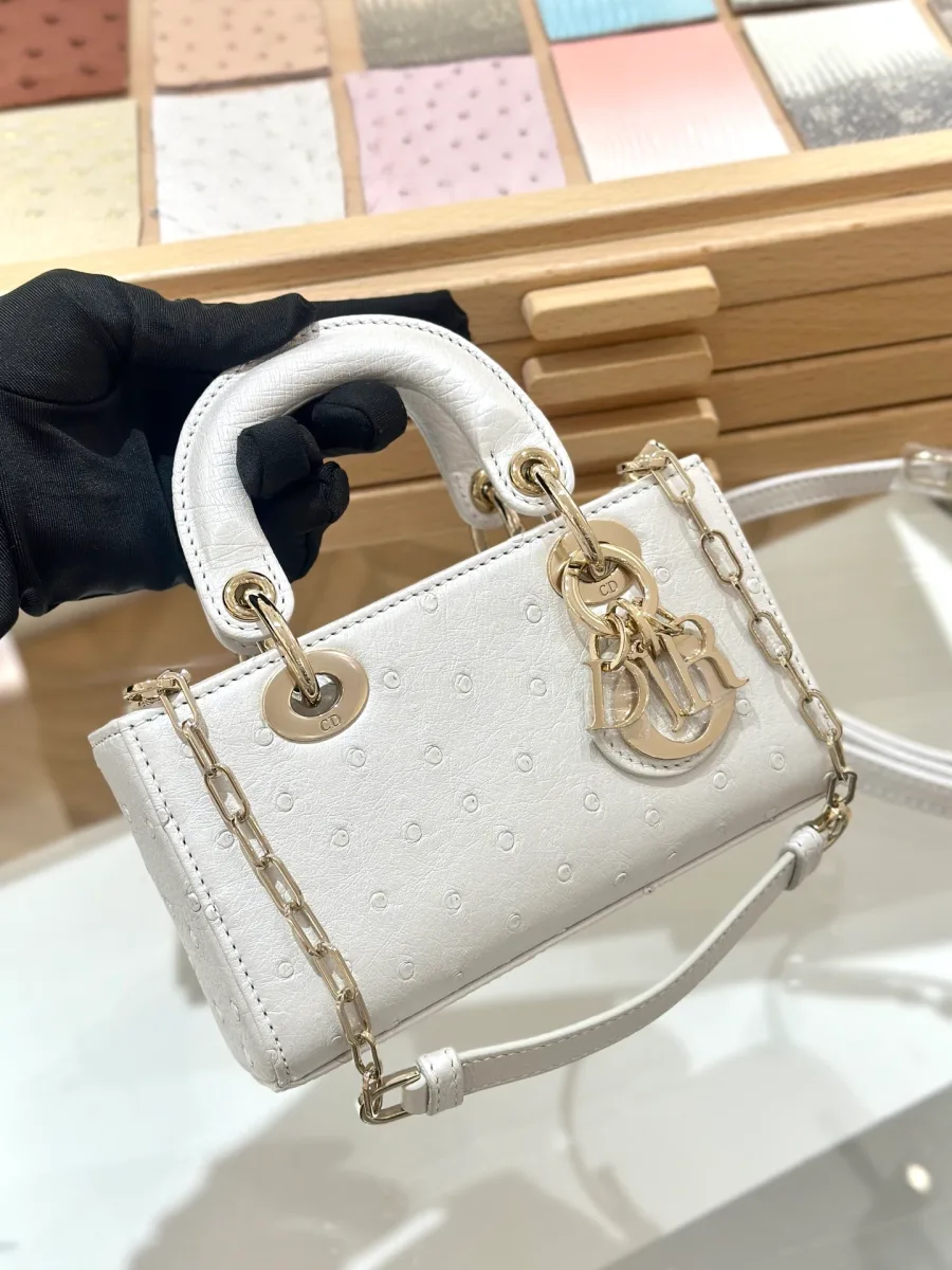 Белая сумка Dior Lady D-Joy 16 из кожи страуса, вид спереди