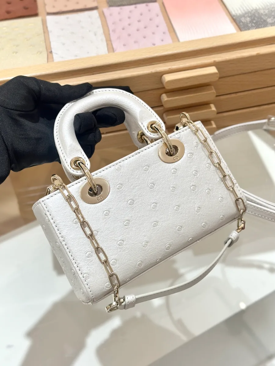 Белая сумка Dior Lady D-Joy 16 из кожи страуса с плечевым ремнем-цепочкой