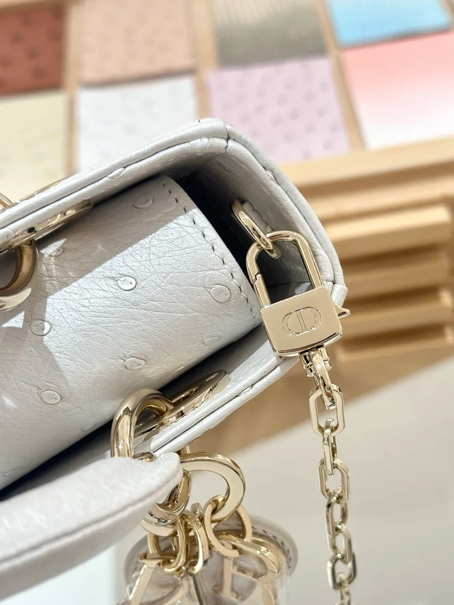 Деталь крепления плечевого ремня-цепочки к белой сумке Dior Lady D-Joy