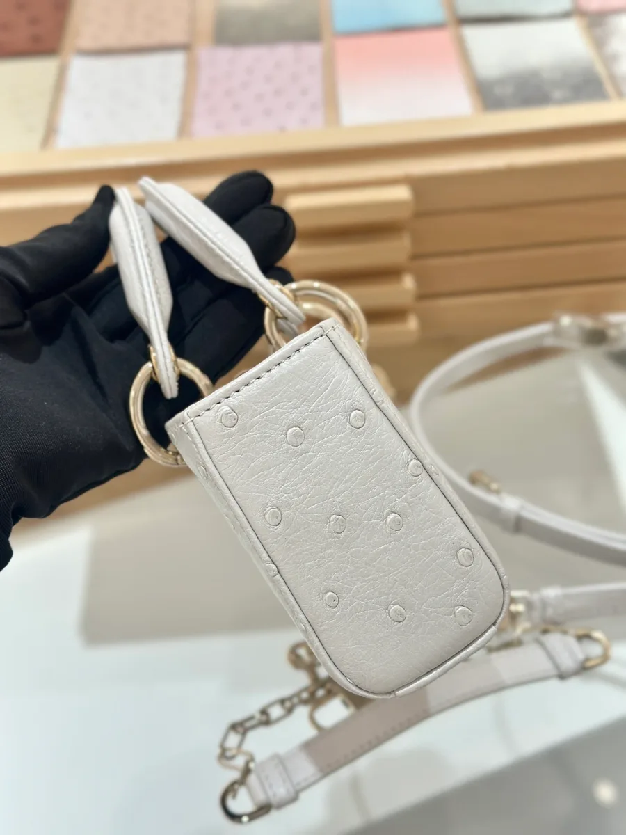 Белая сумка Dior Lady D-Joy 16 из кожи страуса, вид сбоку