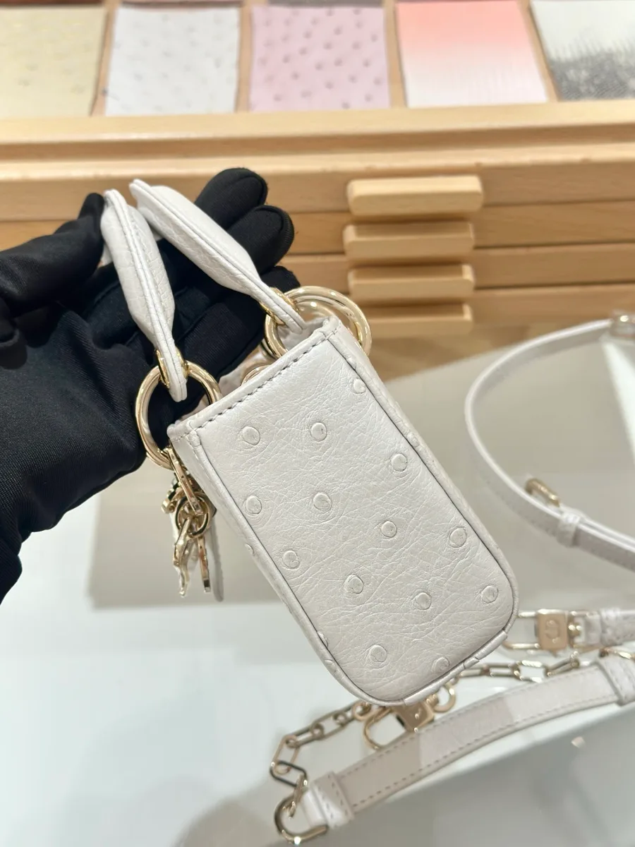 Белая сумка Dior Lady D-Joy 16 из кожи страуса, вид сбоку с ремешком