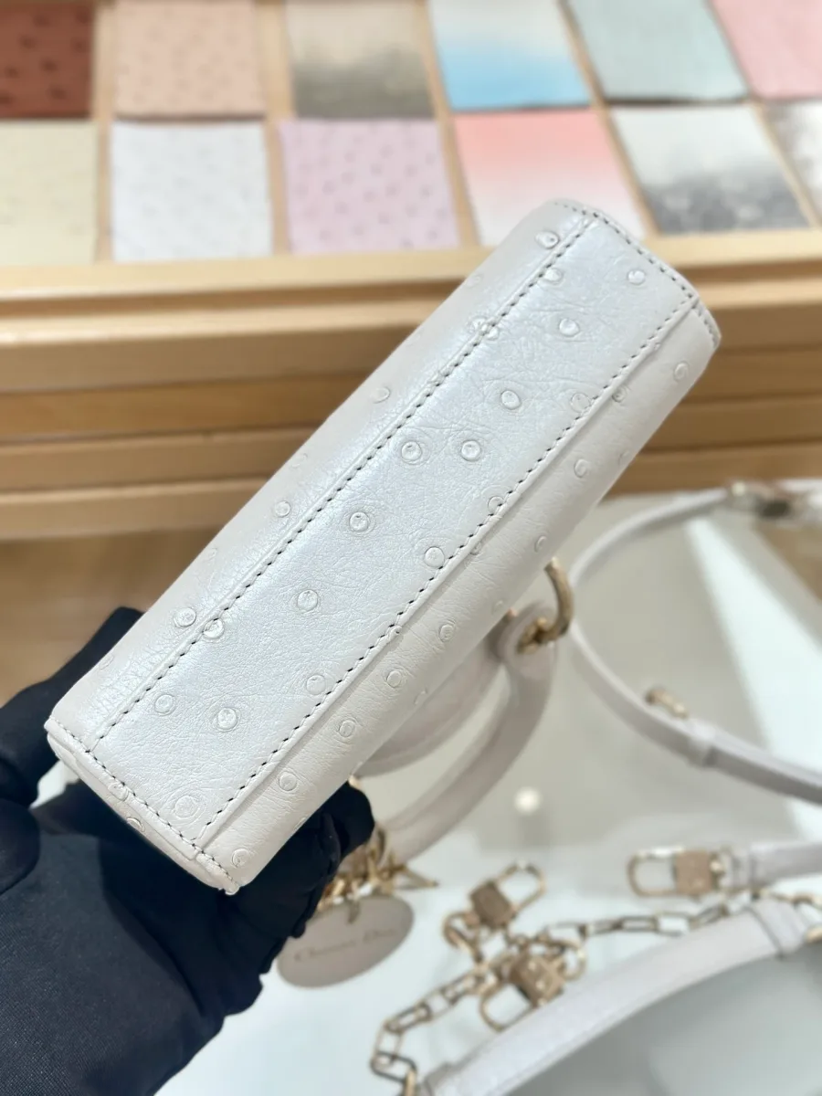 Белая сумка Dior Lady D-Joy 16 из кожи страуса, вид снизу