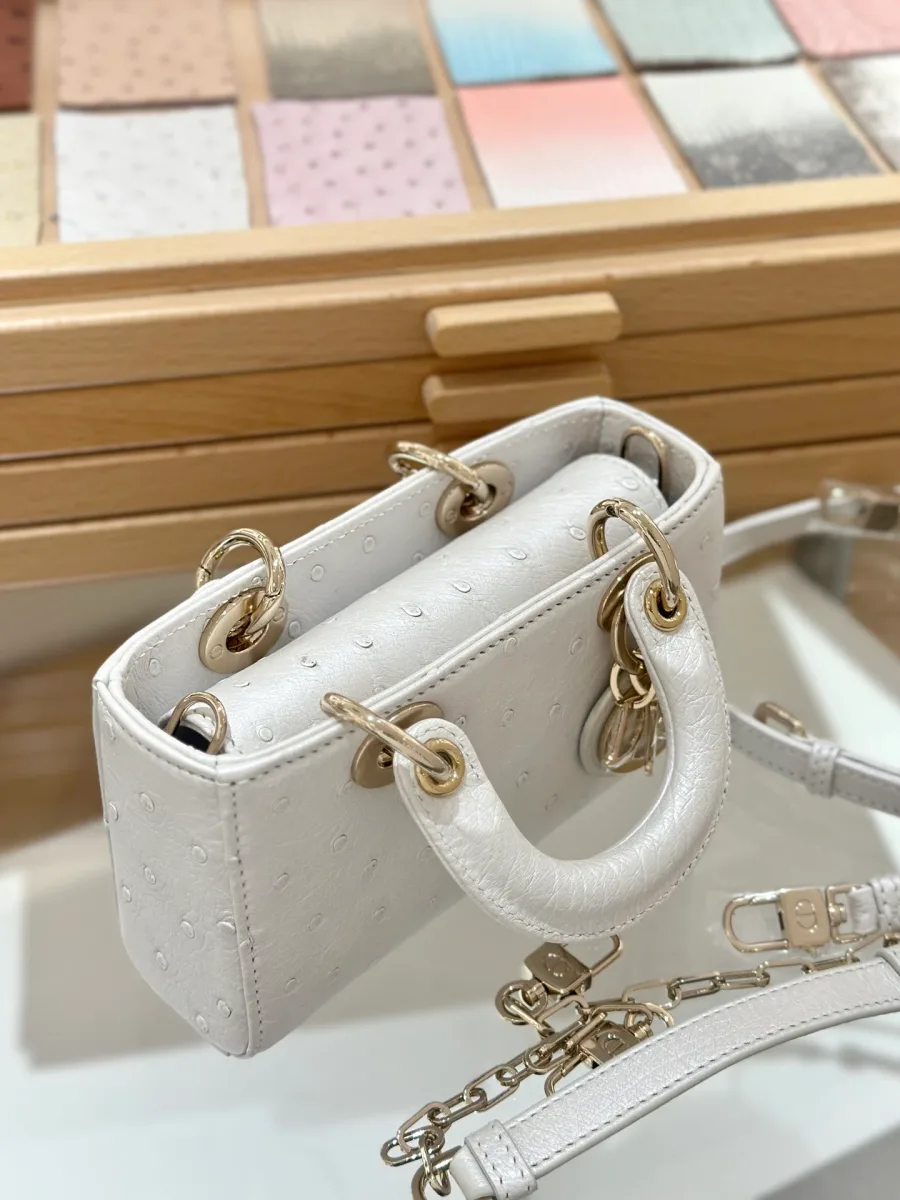 Белая сумка Dior Lady D-Joy 16 из кожи страуса, вид сверху
