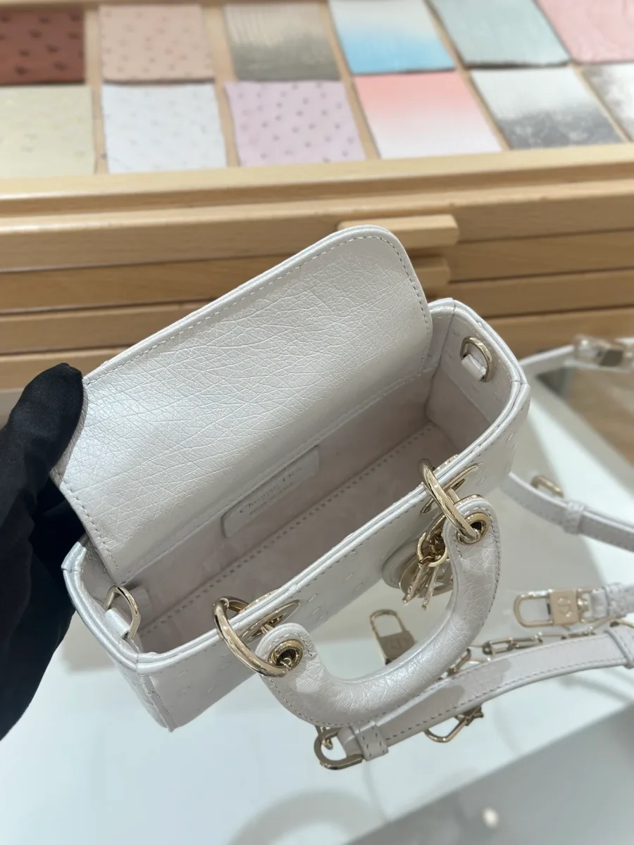 Внутреннее отделение белой сумки Dior Lady D-Joy 16 с открытым клапаном