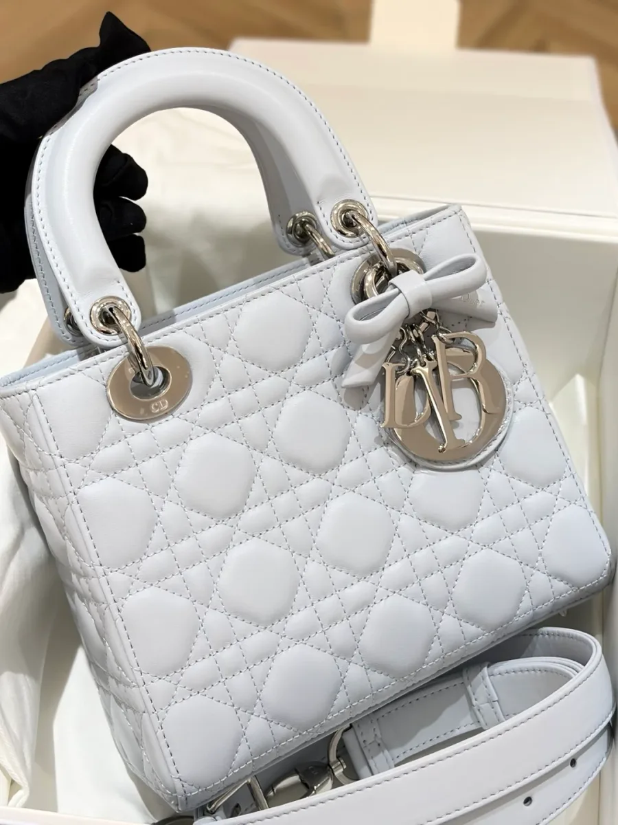 Светло-голубая сумка Lady Dior с узором Cannage в коробке, вид спереди