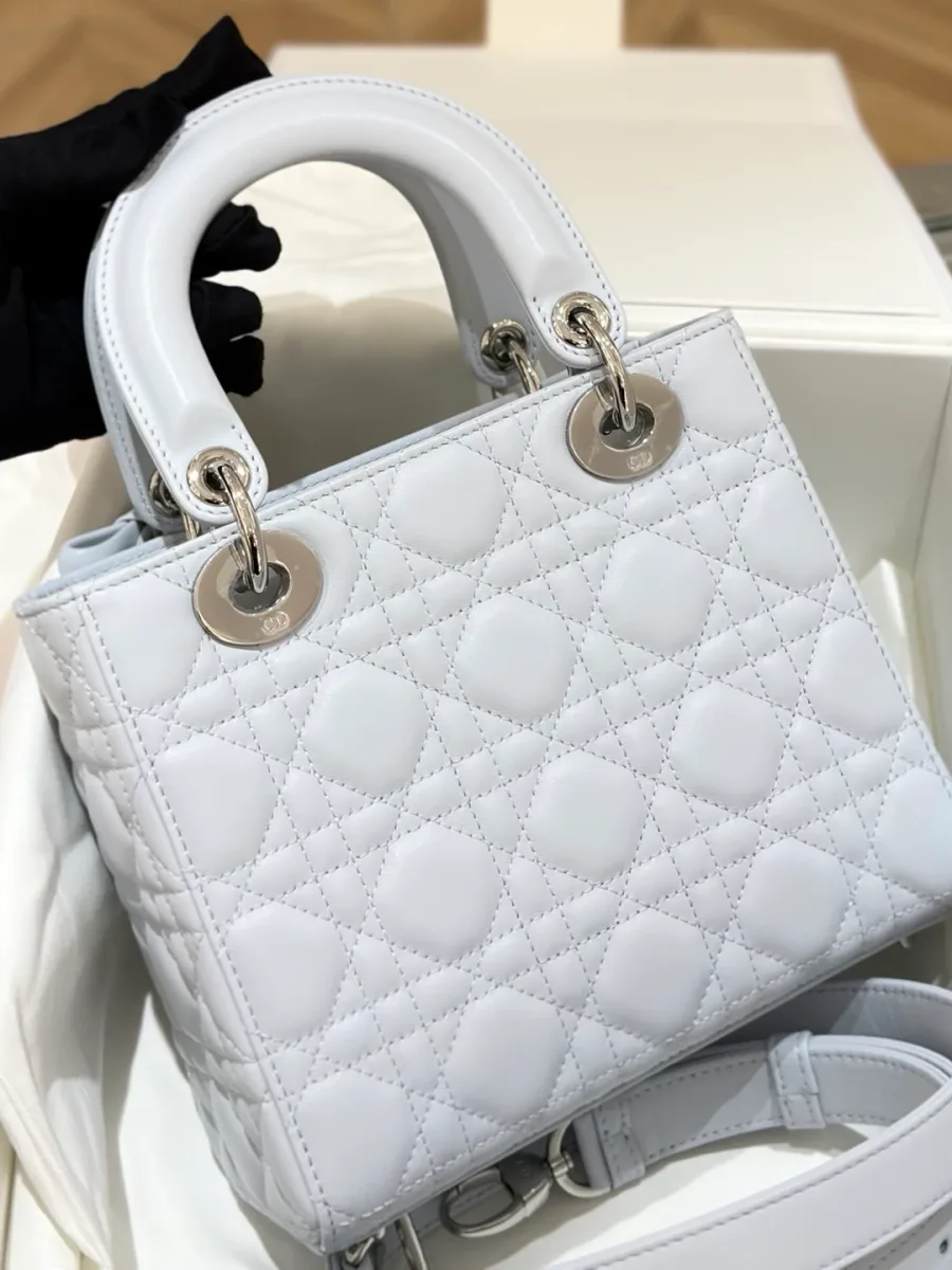 Светло-голубая сумка Lady Dior с плечевым ремнем, вид спереди