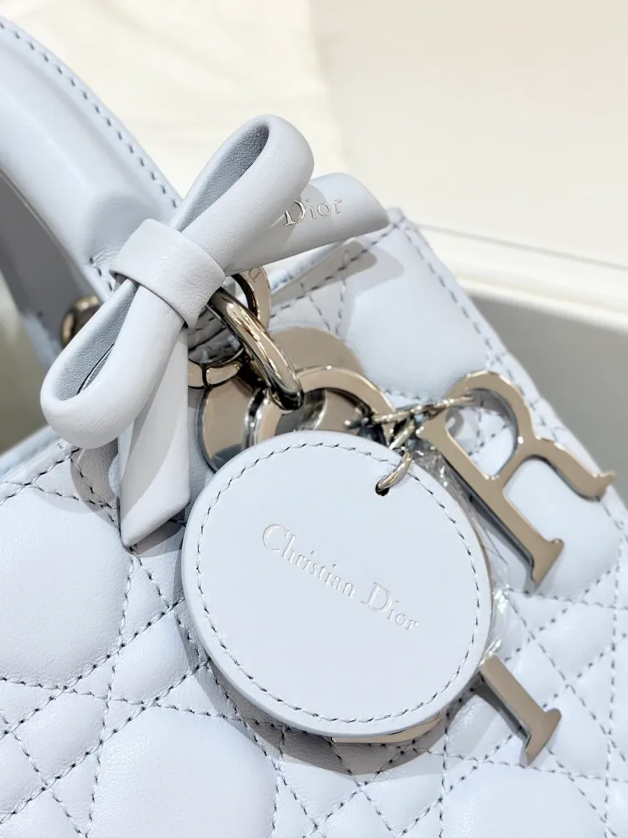 Крупный план кожаного ярлыка с тиснением Christian Dior