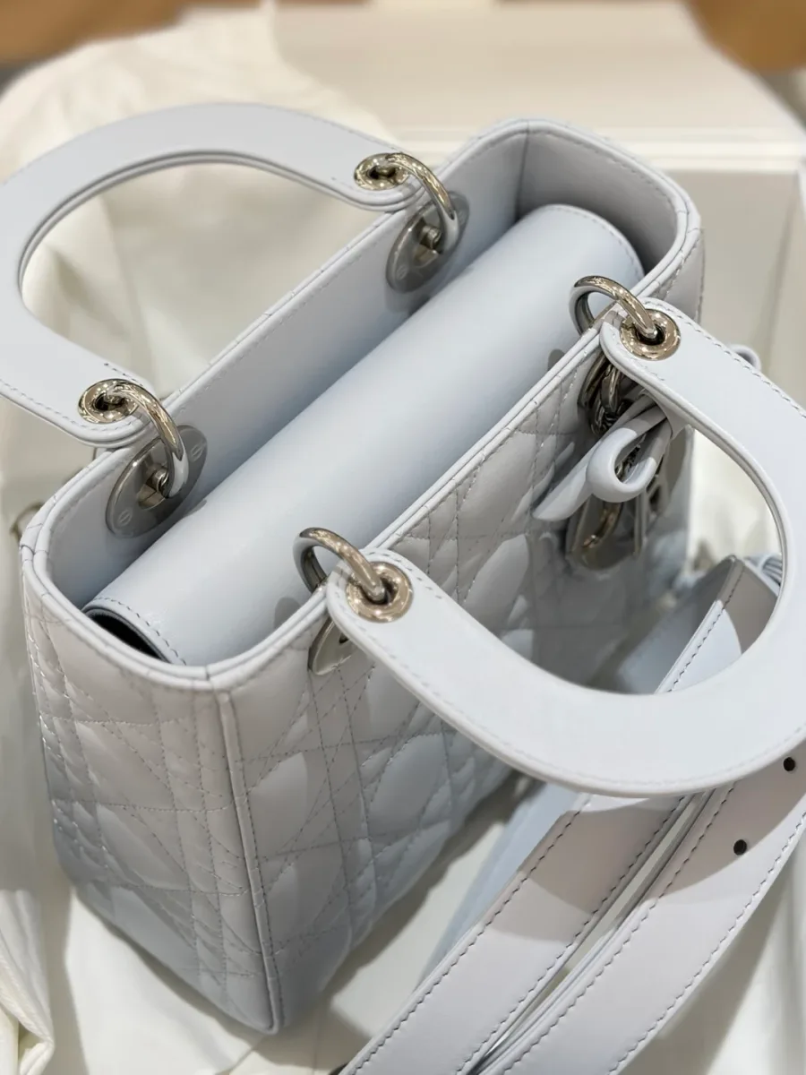 Вид сверху на открытое внутреннее отделение сумки Lady Dior