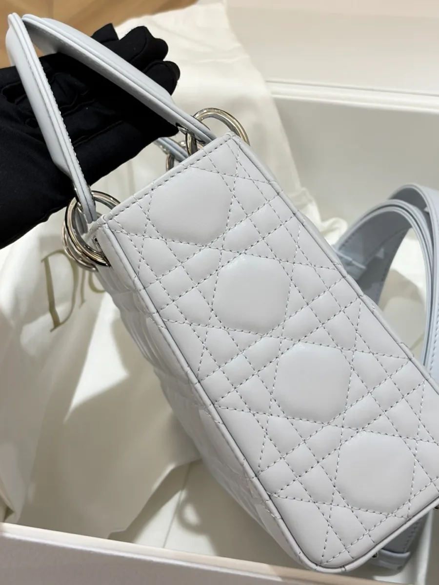 Боковая сторона светло-голубой сумки Lady Dior с узором Cannage