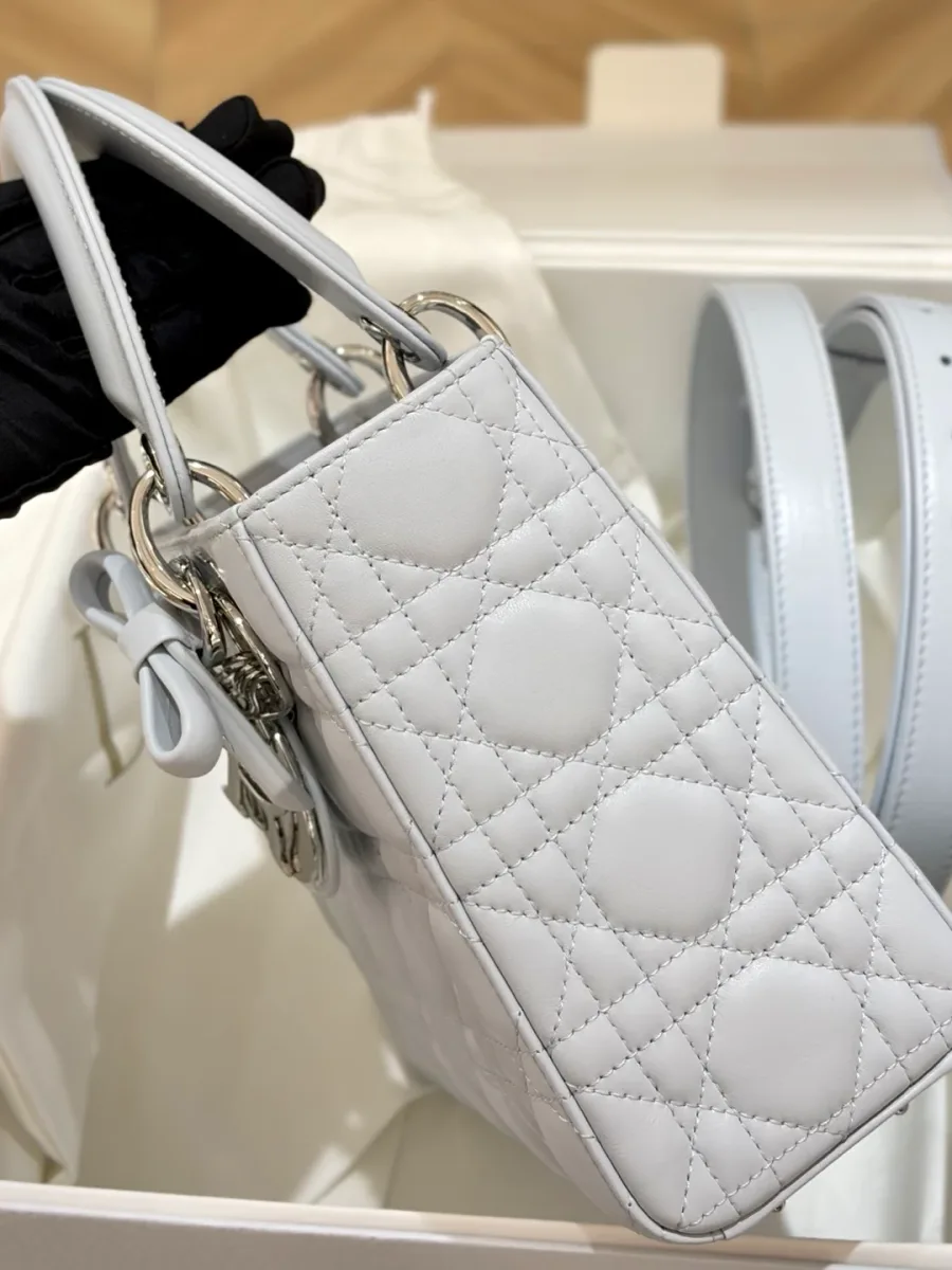 Вид сбоку на сумку Lady Dior и свернутый плечевой ремень