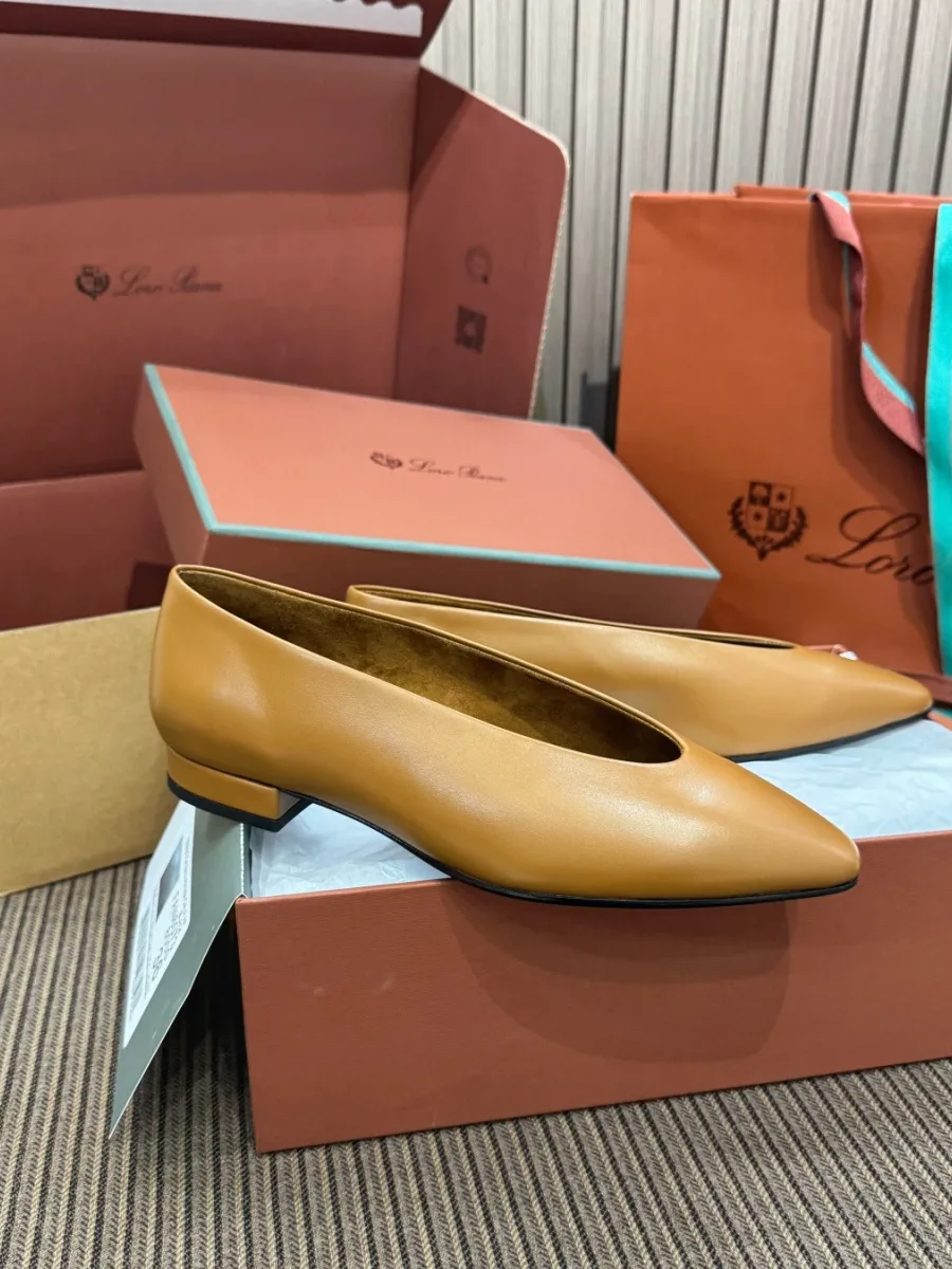 Балетки Loro Piana Rebecca из гладкой кожи на коробке, профиль сбоку