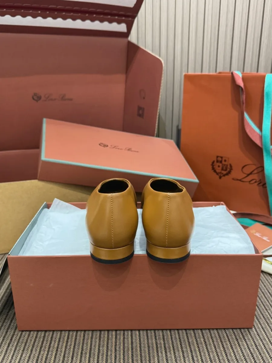 Задняя часть кожаных балеток Loro Piana Rebecca с устойчивым каблуком 2 см
