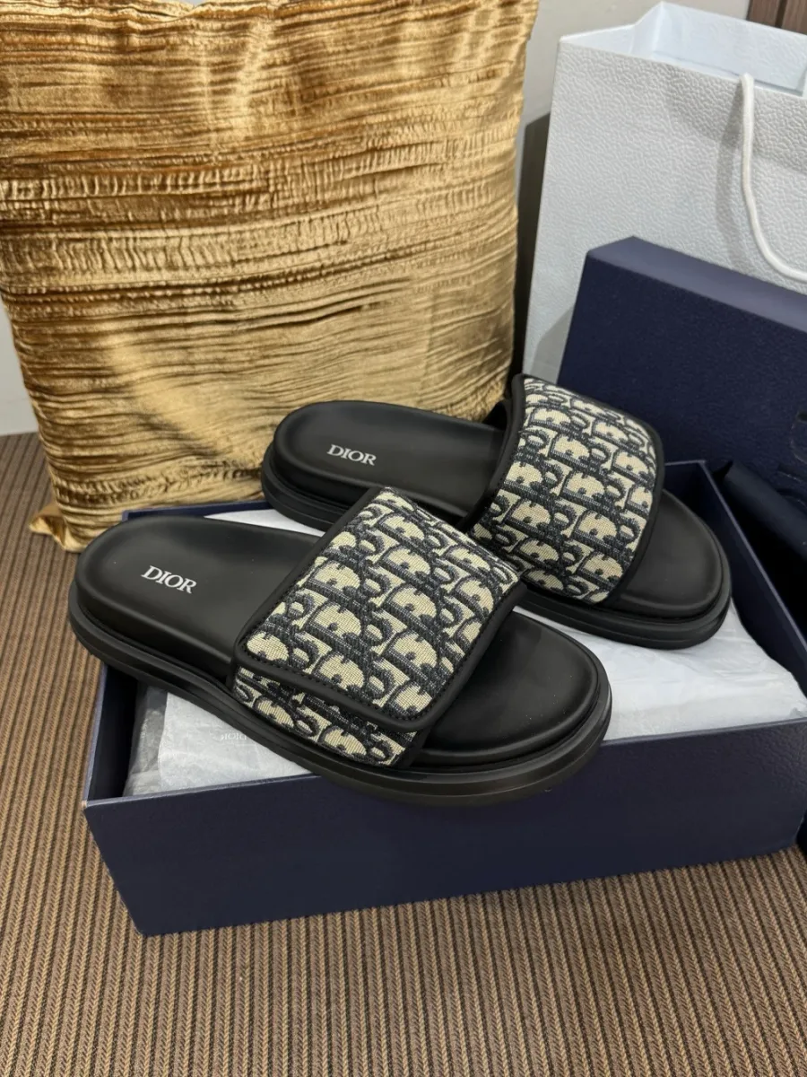 Мужские шлёпанцы Dior с жаккардовым верхом Oblique в коробке, ракурс три четверти