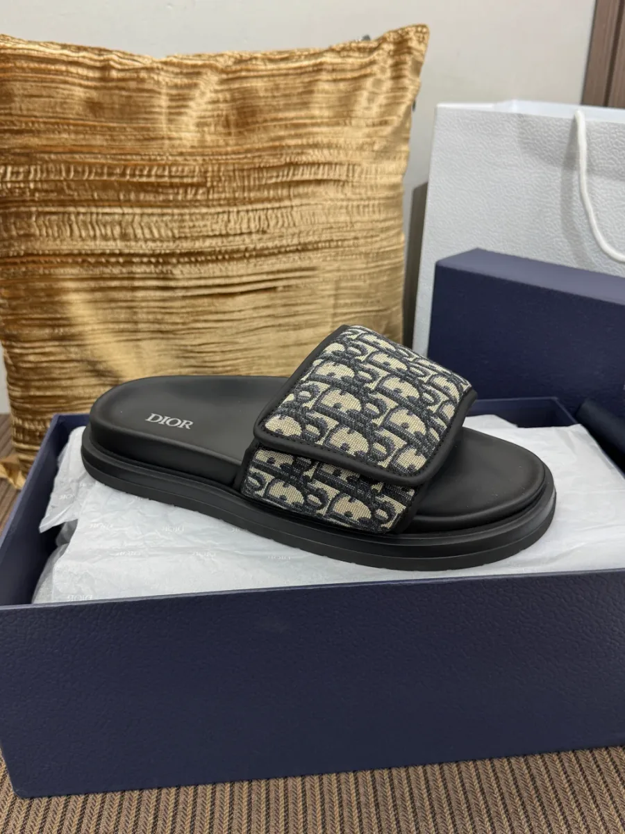 Мужской шлёпанец Dior Oblique, вид сбоку на подошву и ремешок