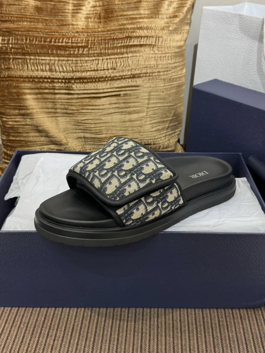 Шлёпанец Dior с узором Oblique, вид спереди сбоку