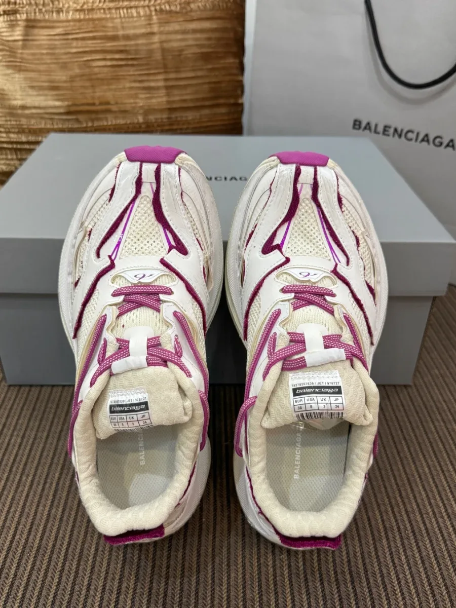 Кроссовки Balenciaga Jet белого цвета с фиолетовыми деталями, вид сверху на стельки и мыски