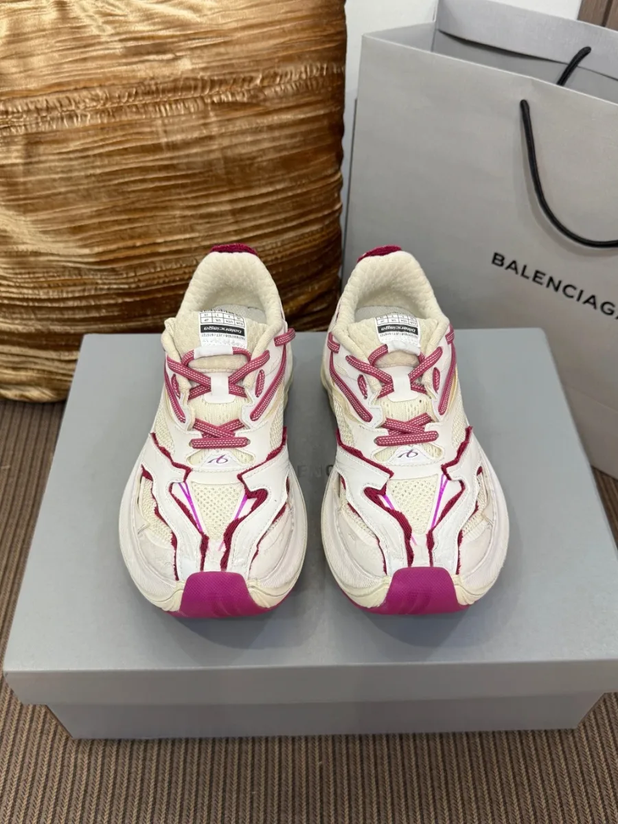 Пара кроссовок Balenciaga Jet белого цвета с фиолетовыми акцентами, вид спереди на коробке