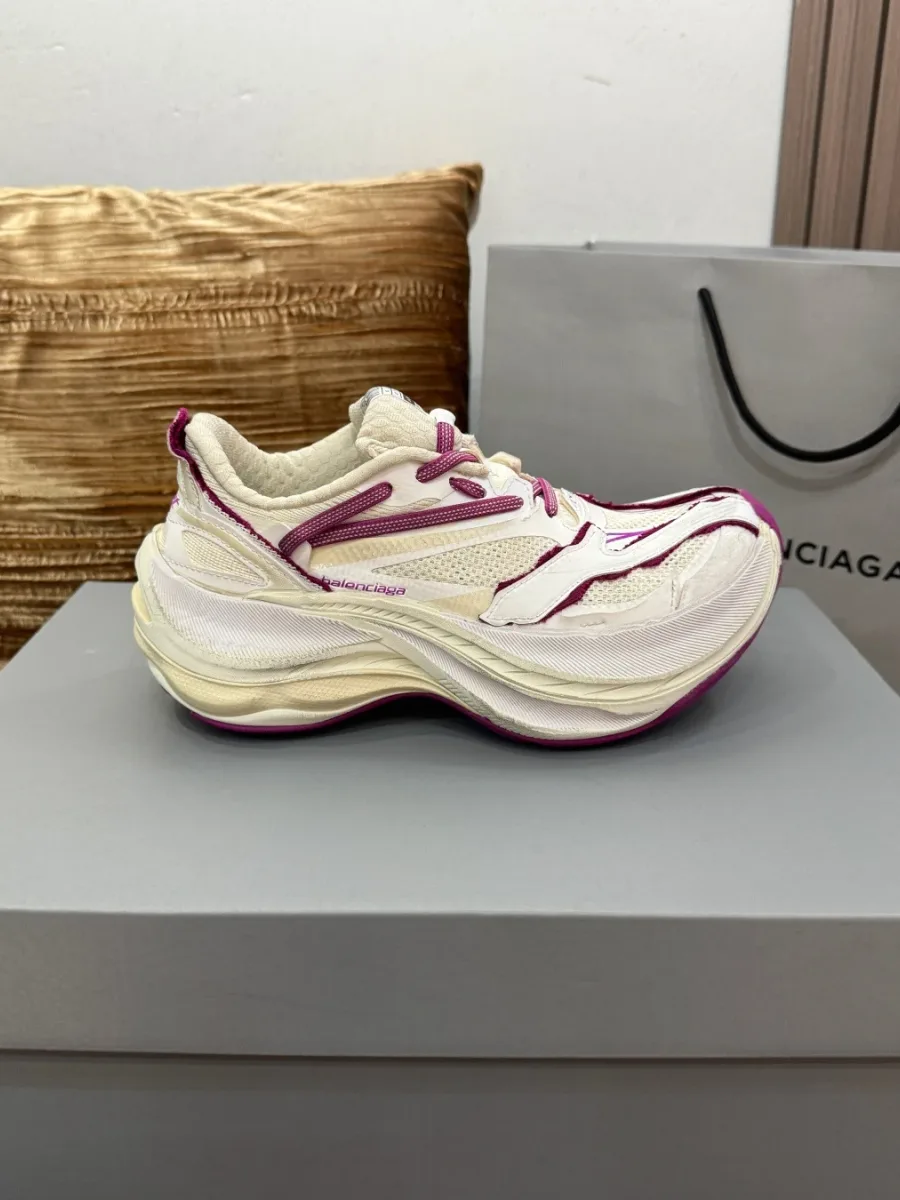 Кроссовок Balenciaga Jet белого цвета, вид сбоку на многослойную подошву