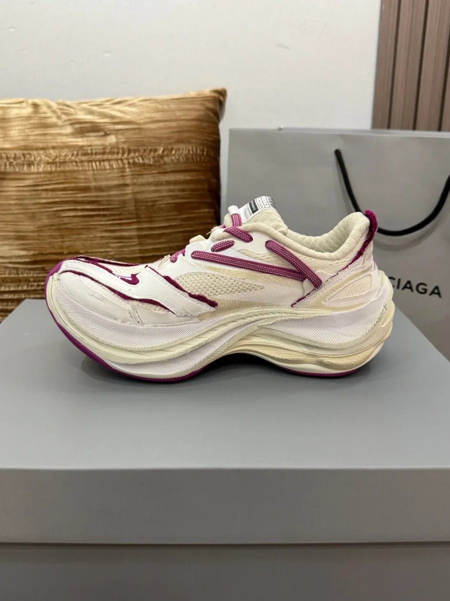 Кроссовок Balenciaga Jet, боковой ракурс на шнуровку и текстурированный верх