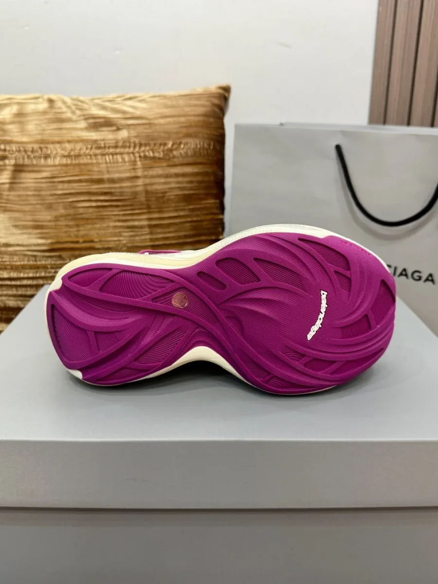 Подошва кроссовок Balenciaga Jet фиолетового цвета с рельефным рисунком протектора