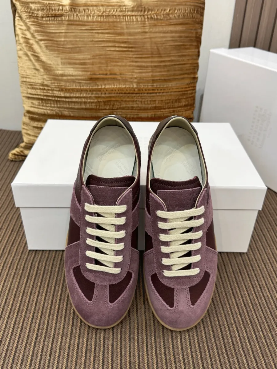 Бордовые кеды Maison Margiela Replica из кожи и замши, вид сверху на белой коробке