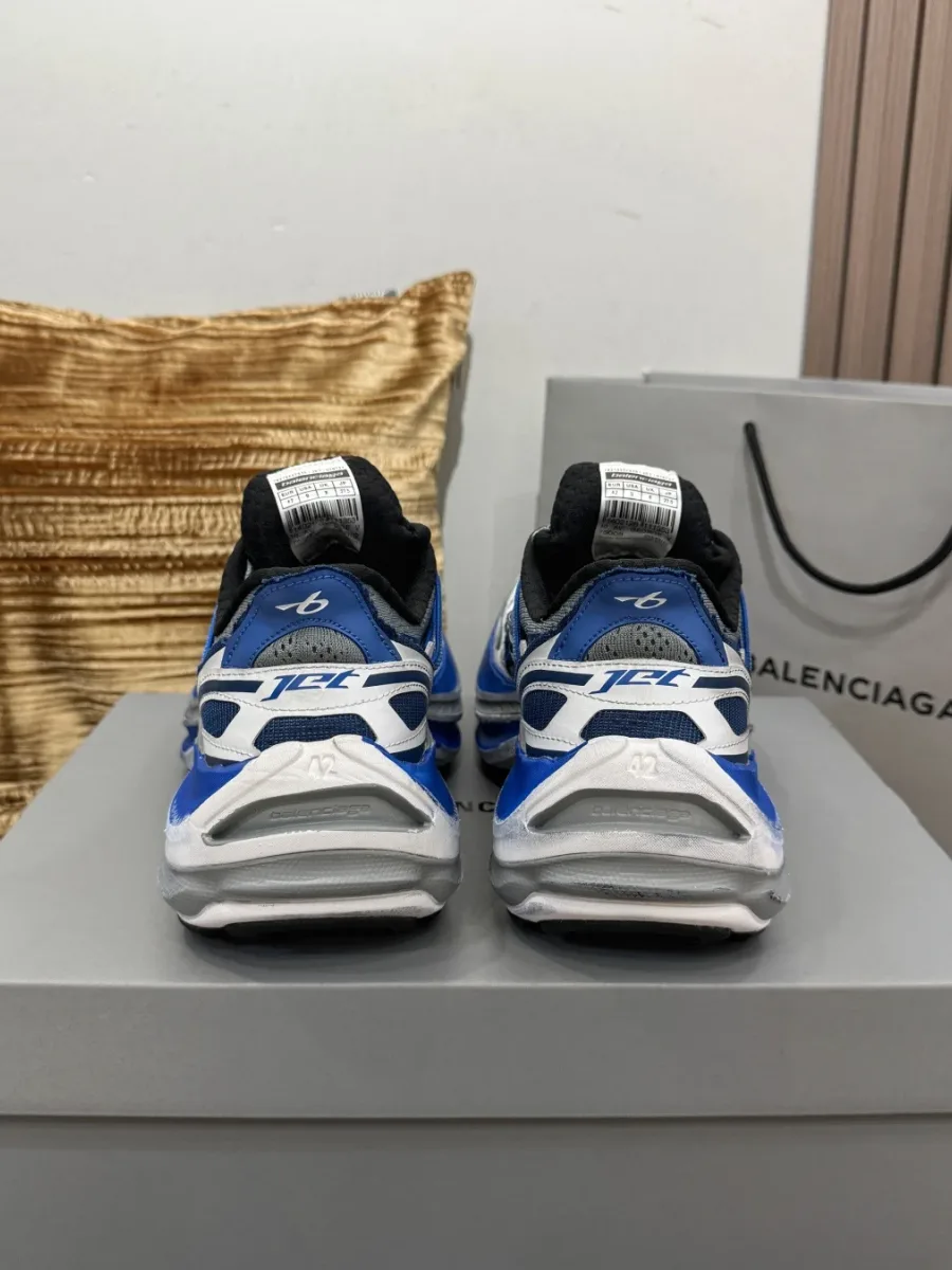 Кроссовки Balenciaga Jet, вид сзади на пятки с надписью JET и массивную подошву