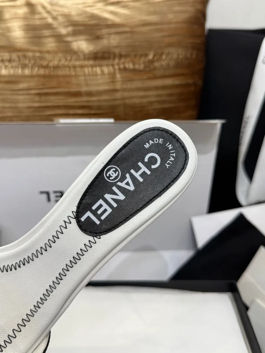 Кожаная вставка на стельке в пяточной зоне с тиснением логотипа Chanel