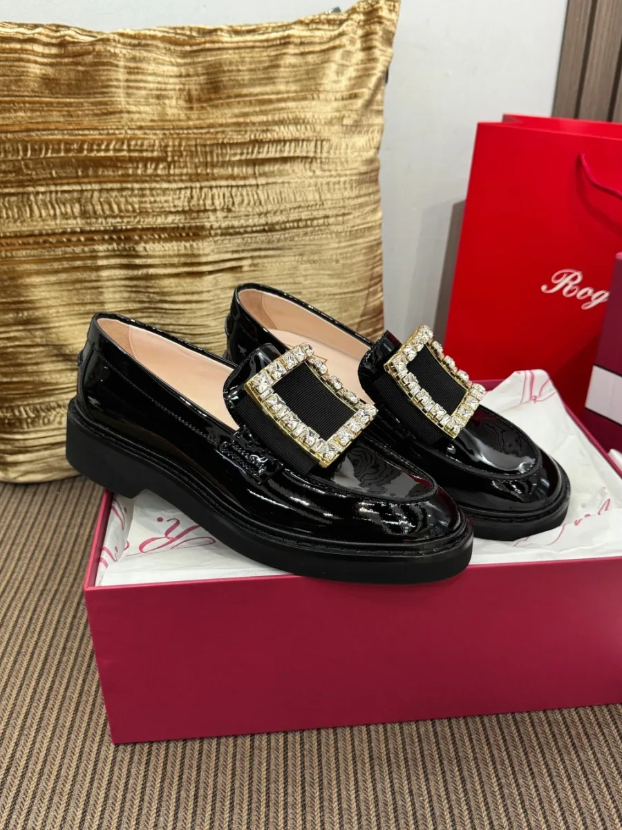 Вид сбоку на лакированные лоферы Roger Vivier