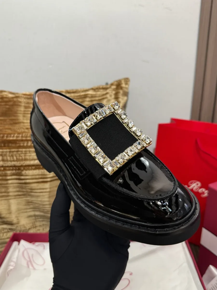 Задник чёрных лакированных лоферов Roger Vivier