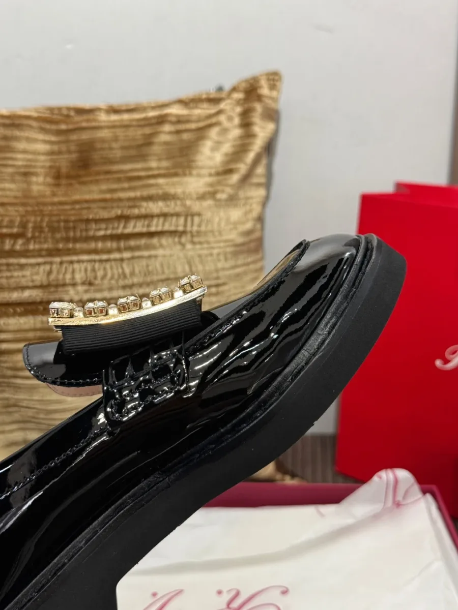 Вид на каблук лоферов Roger Vivier сбоку