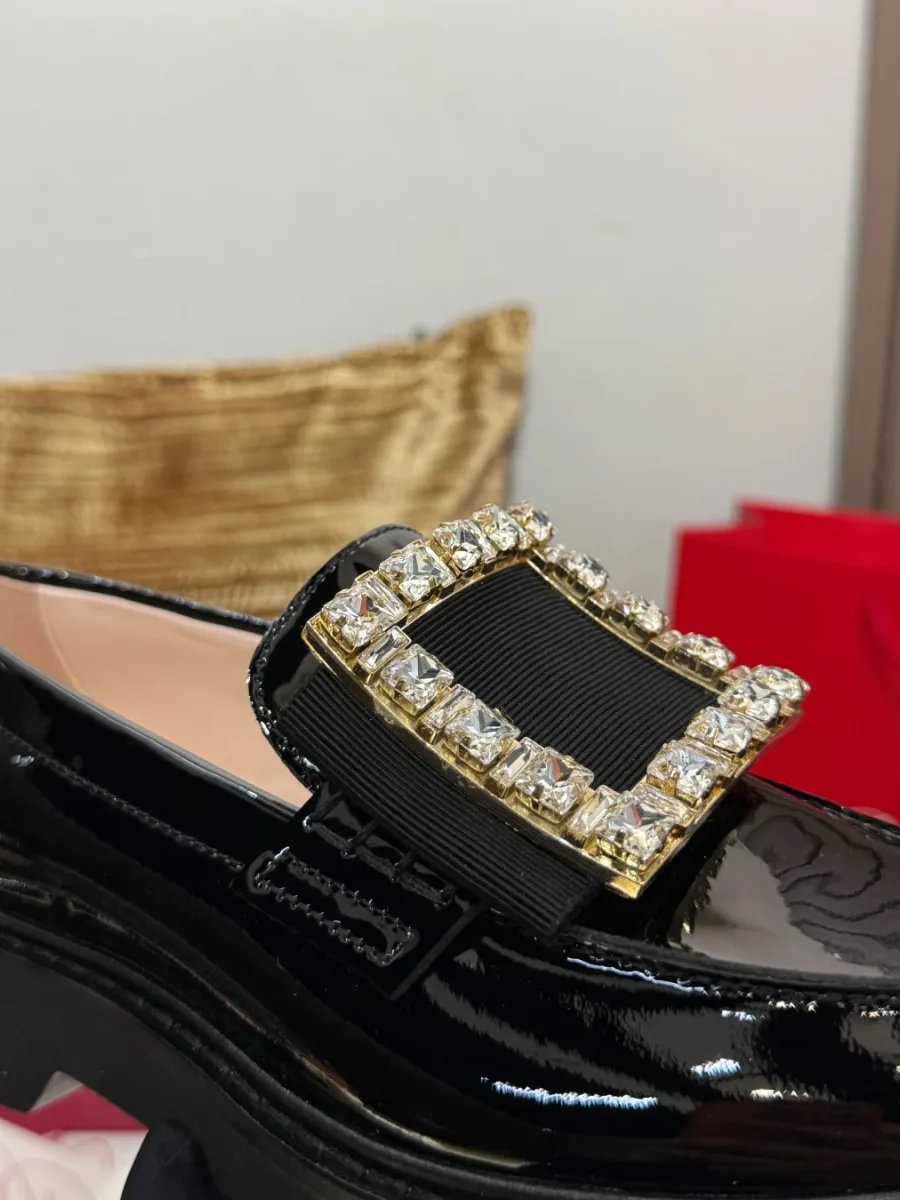 Лоферы Roger Vivier на светлом фоне