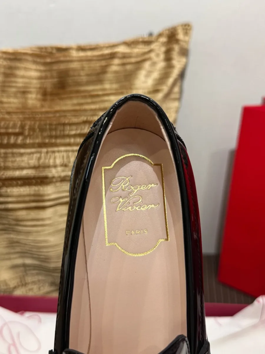 Деталь крепления пряжки на лоферах Roger Vivier