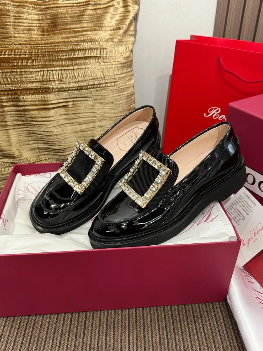 Вид сзади на чёрные лоферы Roger Vivier