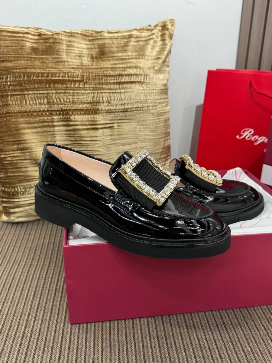 Вид сверху на лакированные лоферы Roger Vivier