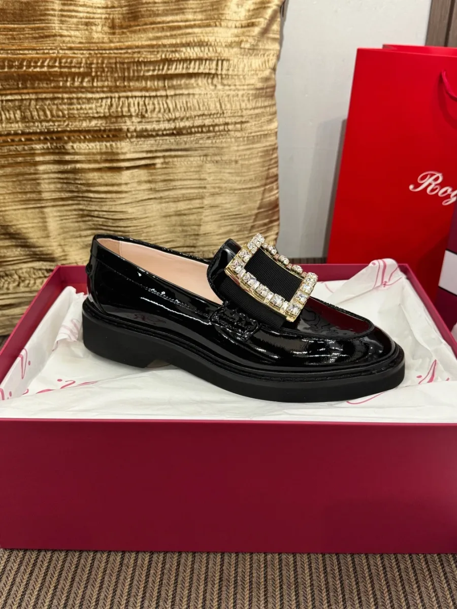 Подошва чёрных лоферов Roger Vivier с каблуком