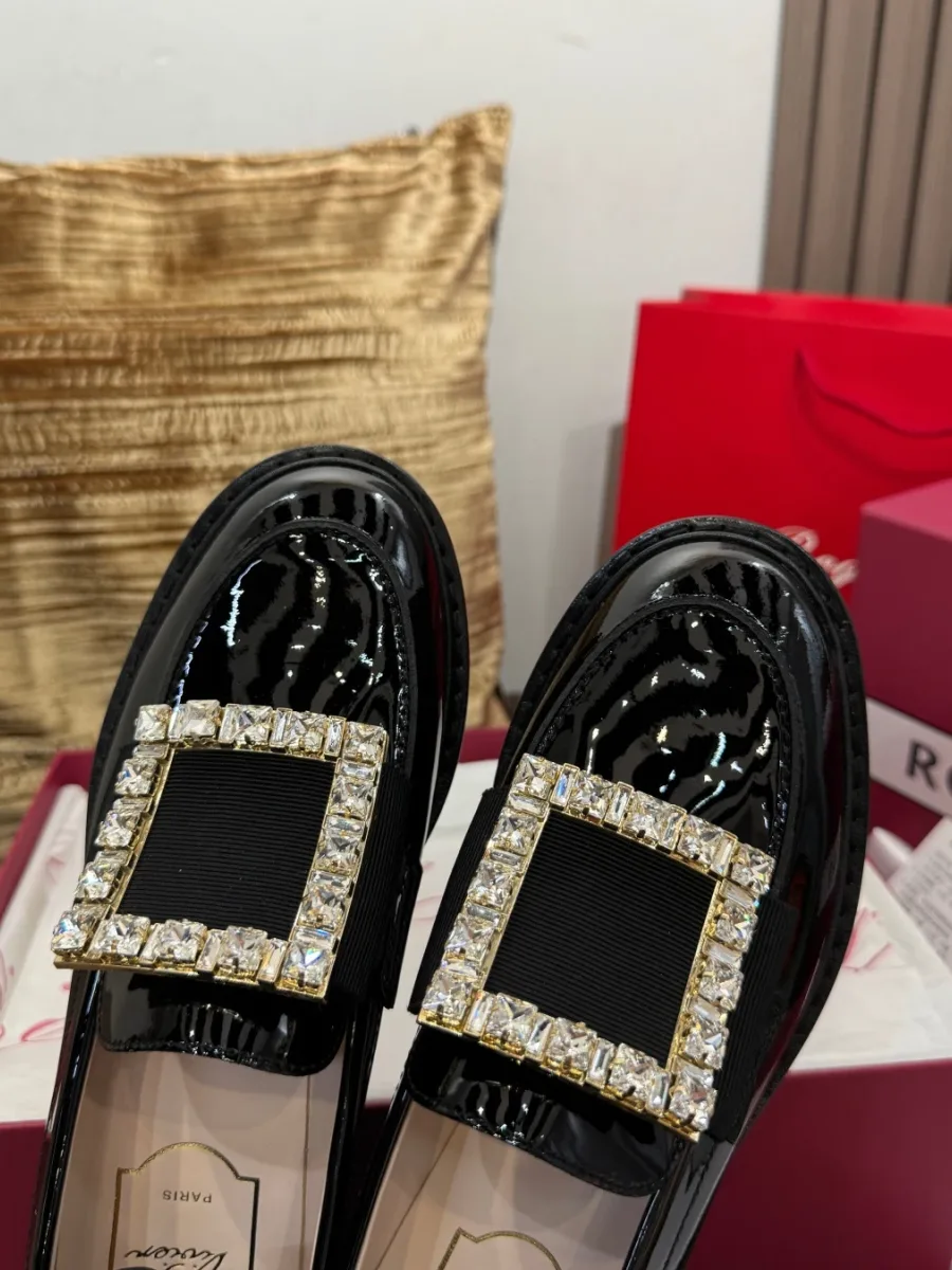 Внутренняя стелька с логотипом бренда Roger Vivier
