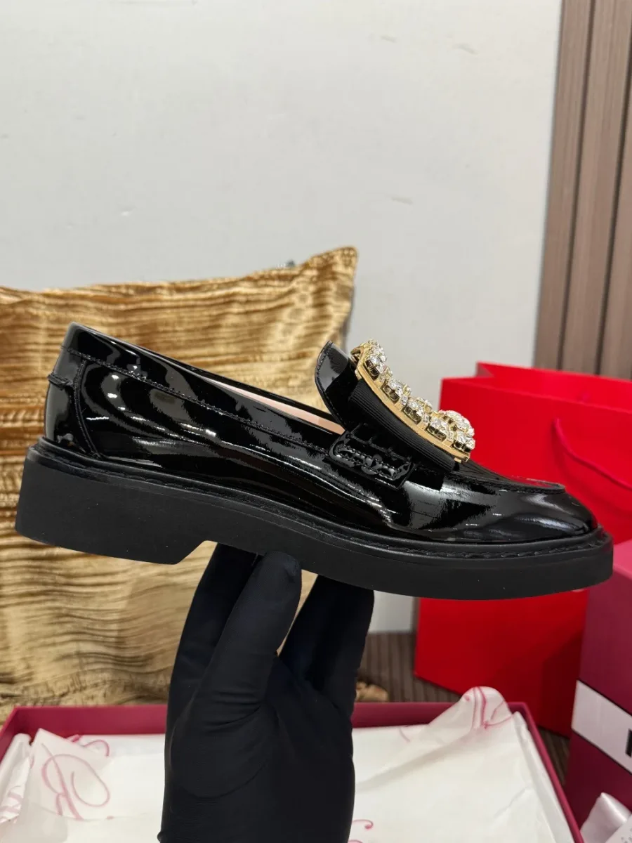 Лоферы Roger Vivier в ракурсе три четверти