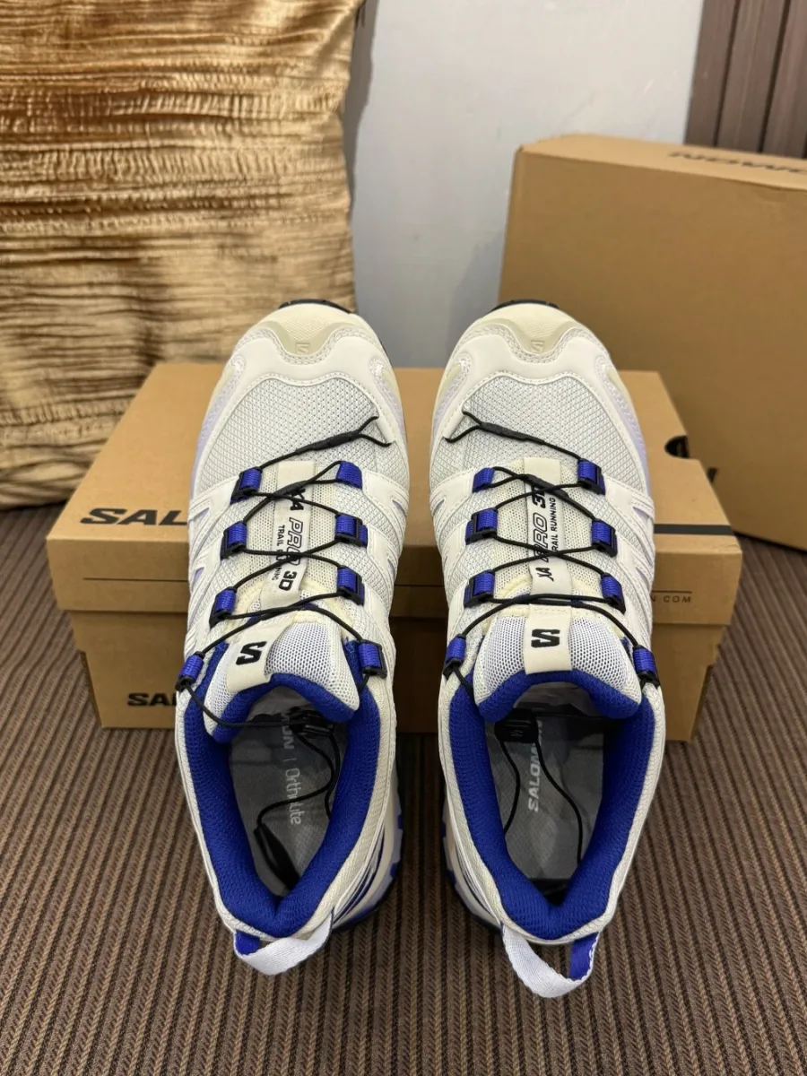 Бело-синие кроссовки Salomon XA PRO 3D, вид сверху на коробке
