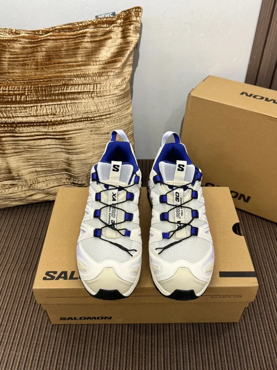 Кроссовки Salomon XA PRO 3D белого цвета с синими деталями, вид спереди
