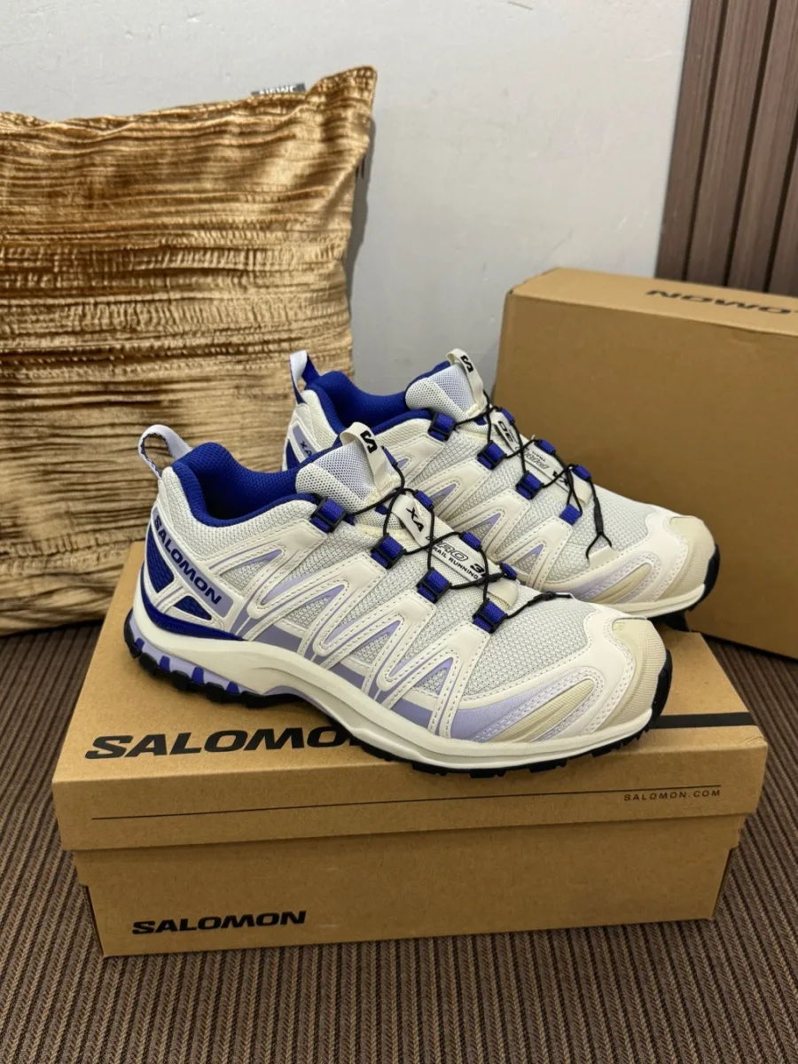 Бело-синие кроссовки Salomon XA PRO 3D, ракурс три четверти сбоку