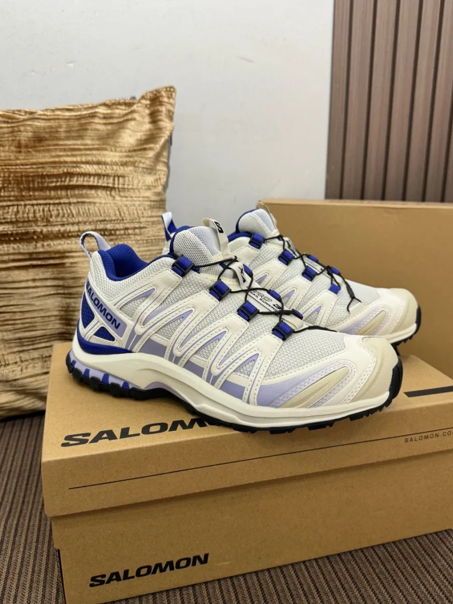 Бело-синие кроссовки Salomon XA PRO 3D на фирменной коробке, вид сбоку