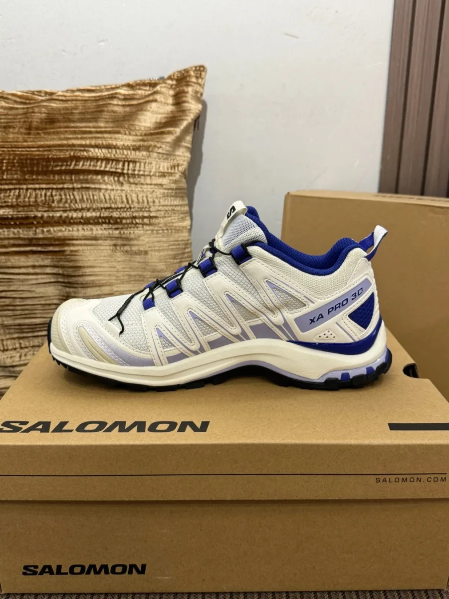 Бело-синие кроссовки Salomon XA PRO 3D, вид сбоку с надписью модели