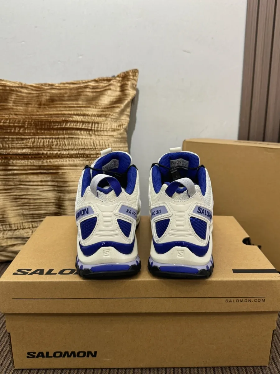 Кроссовки Salomon XA PRO 3D, вид сзади на синие задники и петли