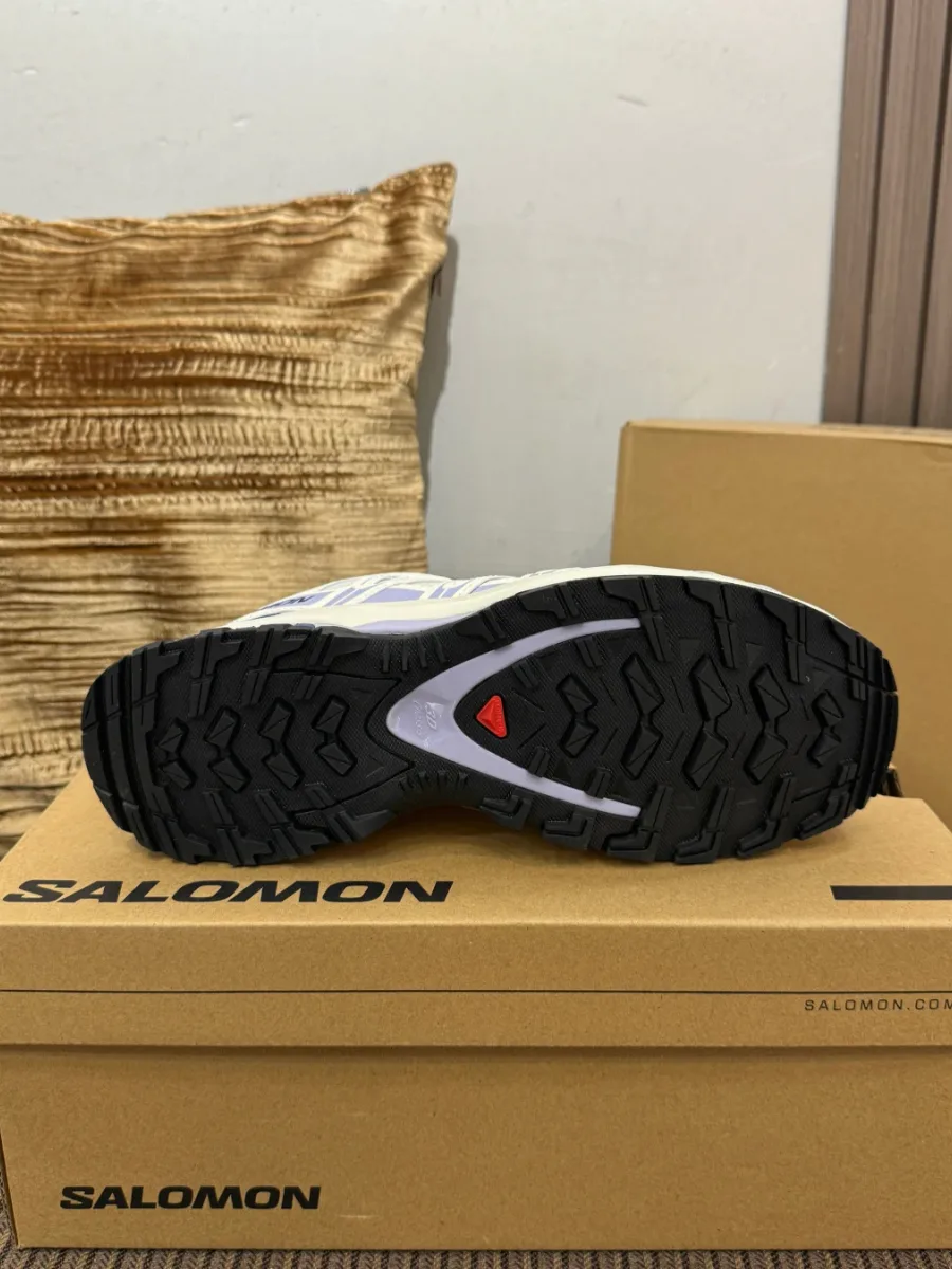 Черная рельефная резиновая подошва кроссовок Salomon XA PRO 3D