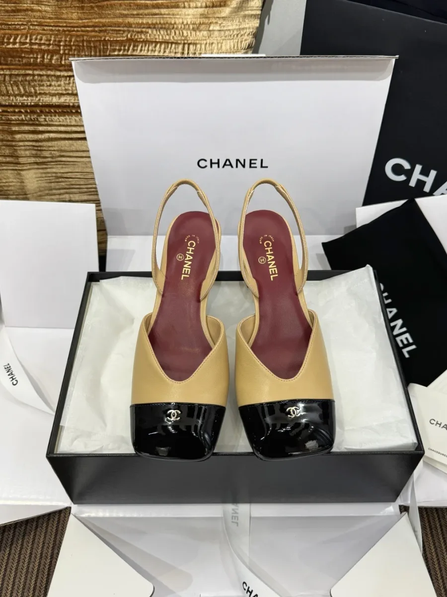 Бежевые туфли slingback с открытой пяткой и чёрным лакированным мысом в коробке, вид спереди