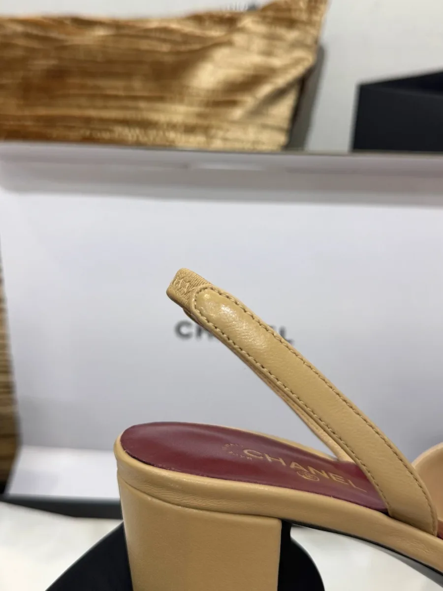 Пяточный ремешок туфли slingback и верхняя часть устойчивого каблука крупным планом