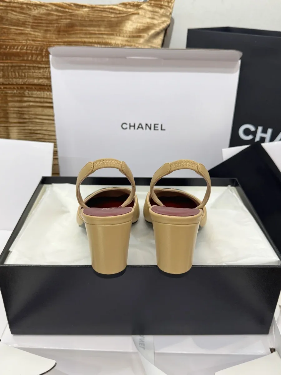 Бежевые туфли slingback в коробке, вид со стороны открытой пятки и каблука
