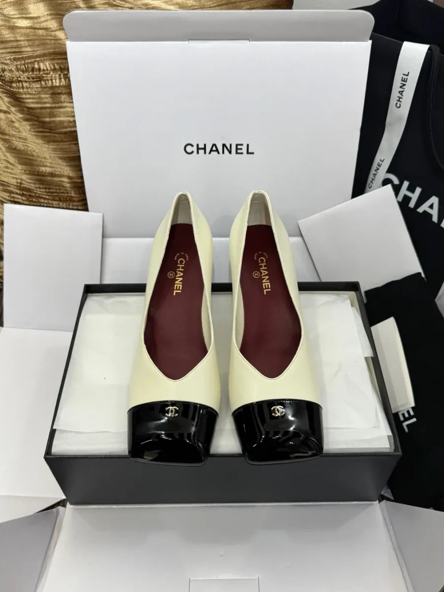 Бежевые туфли Chanel с чёрным мыском в коробке, вид сверху