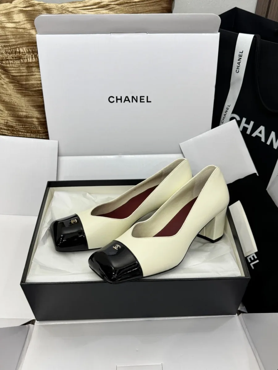 Бежево-чёрные туфли Chanel в коробке, ракурс три четверти сбоку