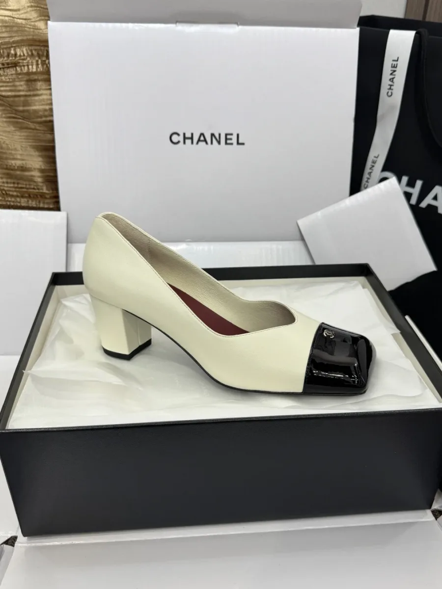 Туфля Chanel на устойчивом каблуке, ракурс сбоку